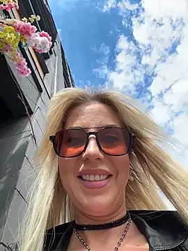 Snapshot of LisaMurr chatting on May 22, 12:11 pm LisaMurr online show from May 22, 12:11 pm
