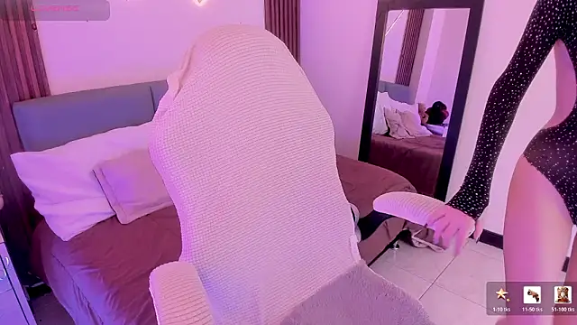 Snapshot of LunaaHarper chatting on March 18, 8:01 pm LunaaHarper online show from March 18, 8:01 pm