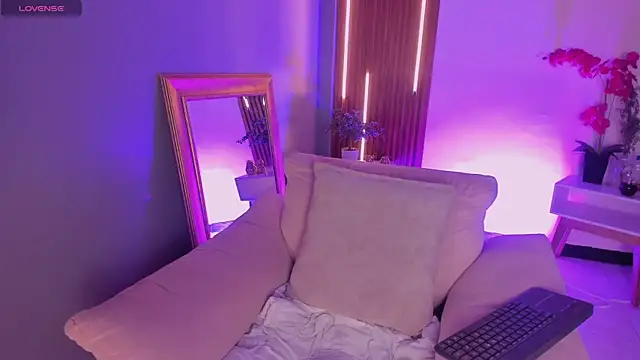 Snapshot of LunaaHarper chatting on April 2, 8:39 pm LunaaHarper online show from April 2, 8:39 pm