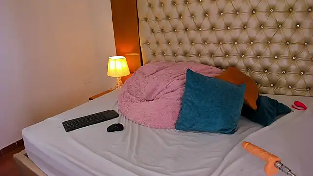 Snapshot of IsabellaaLux_ chatting on April 2, 8:28 pm IsabellaaLux online show from April 2, 8:28 pm