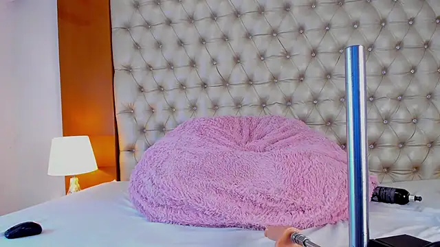 IsabellaaLux  online show from May 7, 8:25 pm