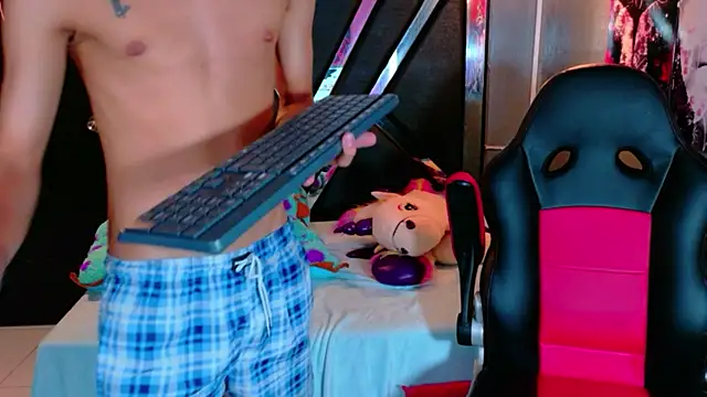 Snapshot of EstevenBrown1 chatting on February 18, 1:18 pm EstevenBrown1 online show from February 18, 1:18 pm