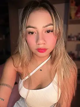 Snapshot of Dulce_Sofi_ chatting on May 5, 12:18 am Dulce Sofi online show from May 5, 12:18 am