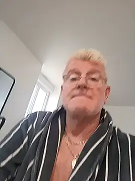 Snapshot of olivbisoumis chatting on February 18, 8:10 am olivbisoumis online show from February 18, 8:10 am