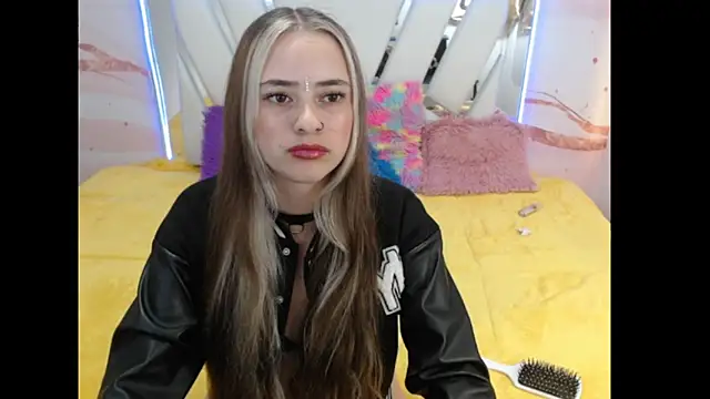 Snapshot of KarolMadison21 chatting on March 19, 2:32 pm KarolMadison21 online show from March 19, 2:32 pm