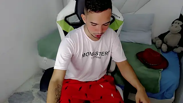 Snapshot of Valakk_ chatting on February 18, 1:40 pm Valakk online show from February 18, 1:40 pm