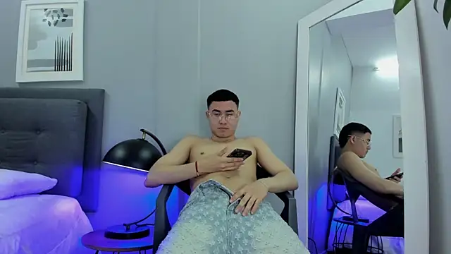 Snapshot of Milo_Bloom chatting on March 26, 3:56 am Milo Bloom online show from March 26, 3:56 am