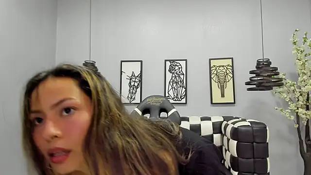 Snapshot of CAAMII_SWEETT chatting on March 6, 7:43 pm CAAMII SWEETT online show from March 6, 7:43 pm