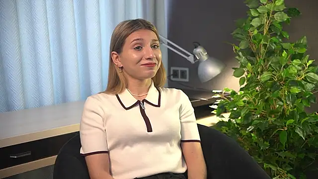 Snapshot of SuAvison chatting on February 21, 8:37 am SuAvison online show from February 21, 8:37 am