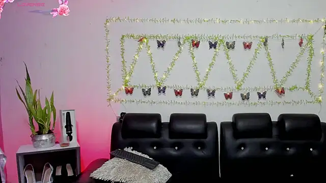 Snapshot of aria-voss chatting on April 8, 12:16 pm aria-voss online show from April 8, 12:16 pm