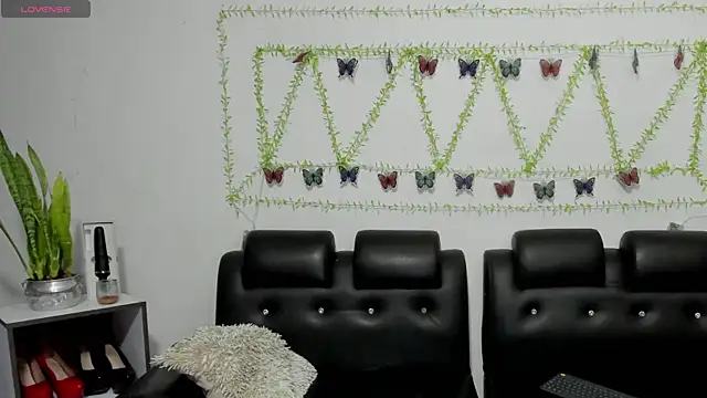 Snapshot of aria-voss chatting on April 13, 11:54 pm aria-voss online show from April 13, 11:54 pm
