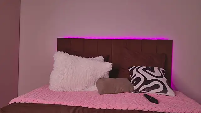 Snapshot of Born_to_Blow_ chatting on March 3, 3:23 am Born to Blow online show from March 3, 3:23 am