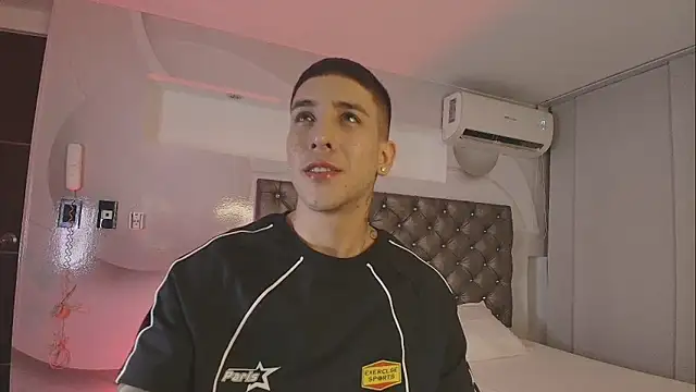 Snapshot of PapiLucca chatting on March 12, 2:07 am PapiLucca online show from March 12, 2:07 am