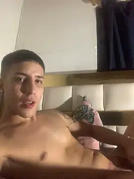 Snapshot of PapiLucca chatting on March 24, 10:09 am PapiLucca online show from March 24, 10:09 am