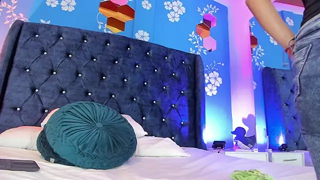 laurasmith  online show from May 2, 12:32 pm