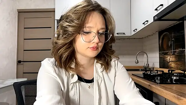 AinaSmith online show from March 4, 10:21 am