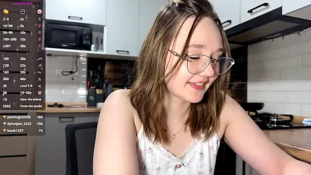 AinaSmith online show from April 1, 1:41 pm