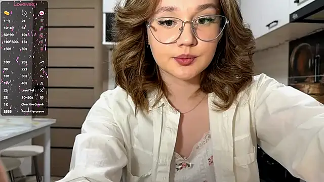 AinaSmith online show from April 2, 11:19 am