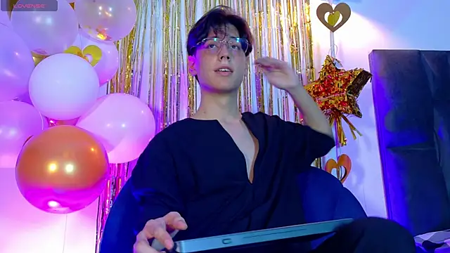 lui x dust online show from April 26, 2:20 am