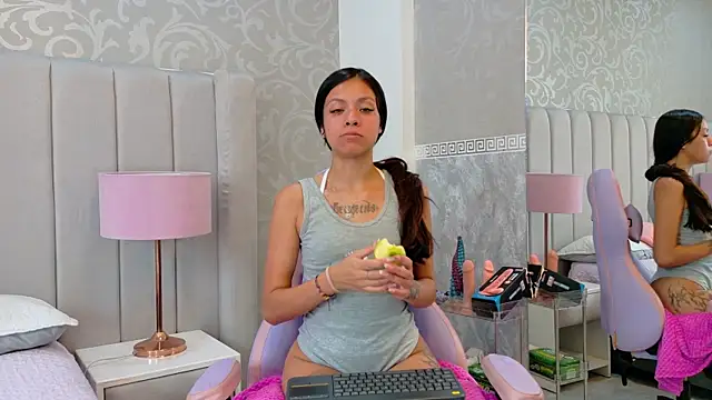 Snapshot of Emily__Stef chatting on May 17, 4:03 pm Emily Stef online show from May 17, 4:03 pm