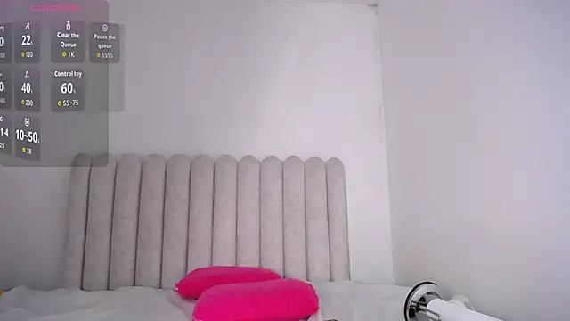 Snapshot of MiaFoox__ chatting on March 5, 3:24 am MiaFoox online show from March 5, 3:24 am