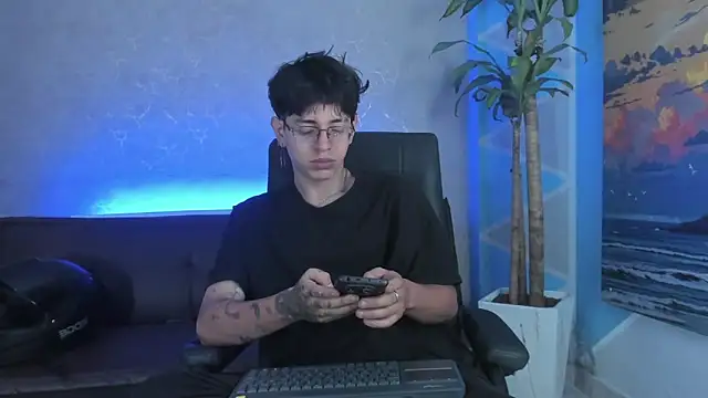 Snapshot of Angel_scott2 chatting on March 2, 11:28 am Angel scott2 online show from March 2, 11:28 am