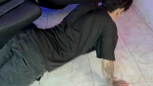 Snapshot of Angel_scott2 chatting on April 2, 11:52 am Angel scott2 online show from April 2, 11:52 am