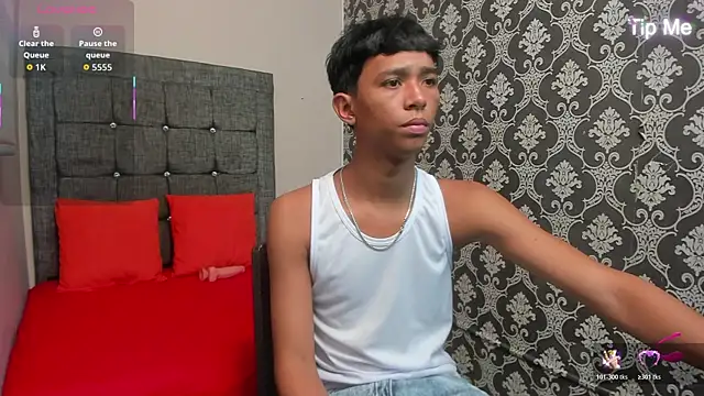 Snapshot of Little_Twink19x chatting on April 23, 7:27 pm Little Twink19x online show from April 23, 7:27 pm