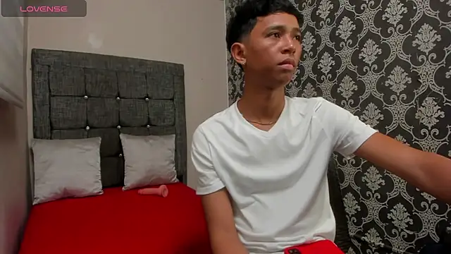 Snapshot of Little_Twink19x chatting on May 2, 7:52 pm Little Twink19x online show from May 2, 7:52 pm