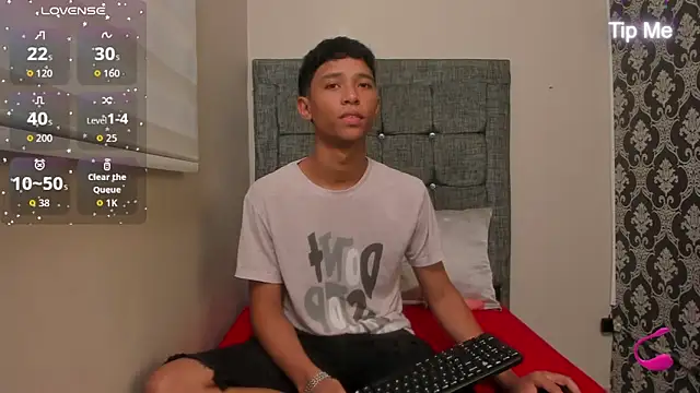Snapshot of Little_Twink19x chatting on May 5, 7:22 pm Little Twink19x online show from May 5, 7:22 pm