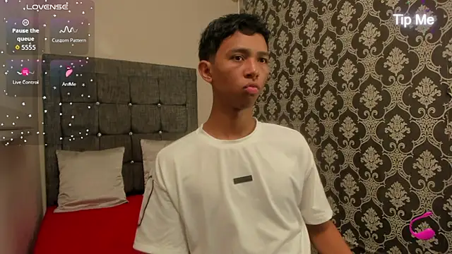 Snapshot of Little_Twink19x chatting on May 8, 7:41 pm Little Twink19x online show from May 8, 7:41 pm