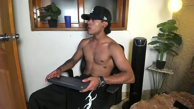 Snapshot of Jeremy_wallker chatting on April 21, 8:34 pm Jeremy wallker online show from April 21, 8:34 pm