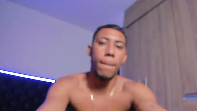 Snapshot of skinny_rich77 chatting on February 20, 4:31 am skinny rich77 online show from February 20, 4:31 am