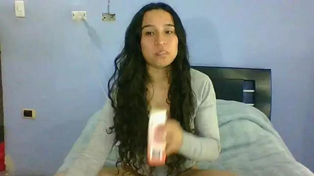 Snapshot of scarlettscottx_ chatting on August 4, 12:25 am scarlettscottx online show from August 4, 12:25 am