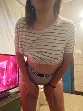 Snapshot of CamiliLuna chatting on April 2, 9:56 pm CamiliLuna online show from April 2, 9:56 pm