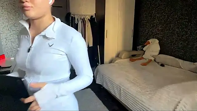 JoycelynUrion online show from March 26, 10:10 am