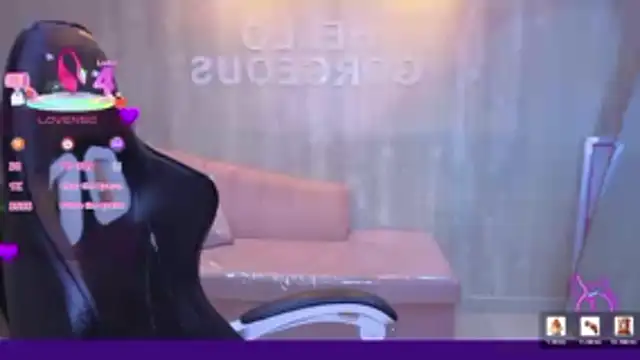 Snapshot of Mia_belve_a chatting on May 15, 12:01 pm Mia belve a online show from May 15, 12:01 pm