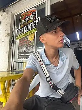 Snapshot of Dereck_twink chatting on February 19, 7:10 pm Dereck twink online show from February 19, 7:10 pm