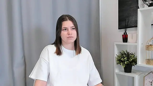 Snapshot of EileenBut chatting on February 20, 9:21 am EileenBut online show from February 20, 9:21 am