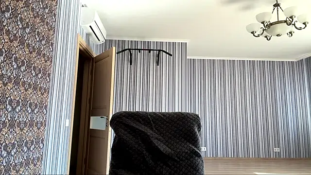 Snapshot of poly_princess chatting on March 20, 9:36 am poly princess online show from March 20, 9:36 am