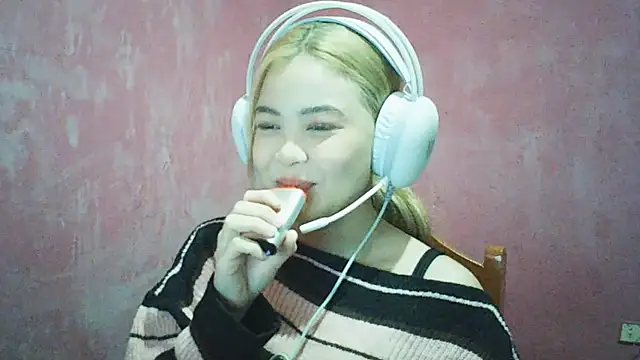 Snapshot of DessertFlower chatting on June 25, 2:44 am DessertFlower online show from June 25, 2:44 am