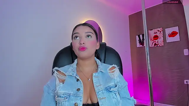 Tiphanysalvatore online show from February 26, 7:35 pm