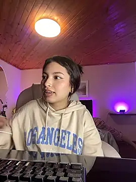 Snapshot of Mady_Pink chatting on March 17, 4:28 am Mady Pink online show from March 17, 4:28 am