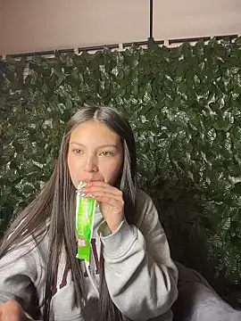 Snapshot of Mady_Pink chatting on April 1, 4:24 am Mady Pink online show from April 1, 4:24 am