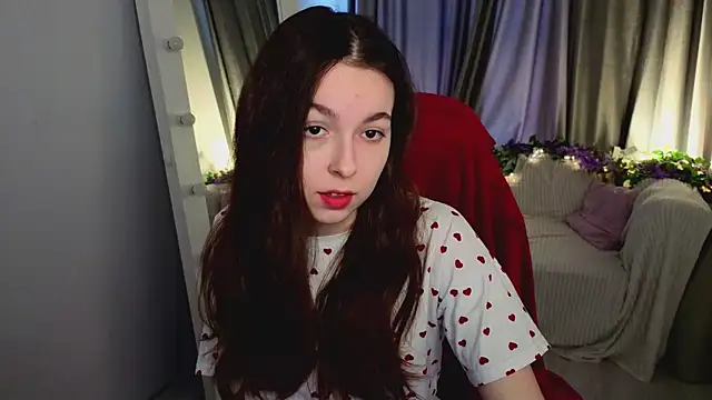 Snapshot of BellaThery chatting on April 10, 5:12 am BellaThery online show from April 10, 5:12 am