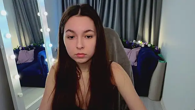 Snapshot of BellaThery chatting on April 15, 5:03 am BellaThery online show from April 15, 5:03 am
