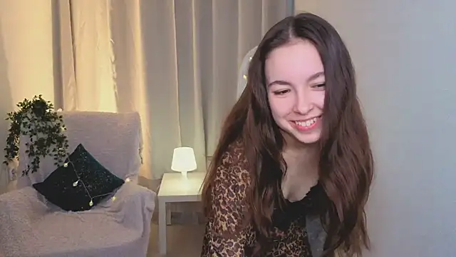 Snapshot of BellaThery chatting on May 10, 5:23 am BellaThery online show from May 10, 5:23 am