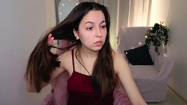 Snapshot of BellaThery chatting on May 14, 5:14 am BellaThery online show from May 14, 5:14 am