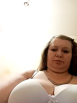 Snapshot of KiraStanton chatting on April 2, 11:35 pm KiraStanton online show from April 2, 11:35 pm