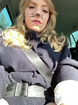 Snapshot of TiffyRose chatting on March 22, 9:45 am TiffyRose online show from March 22, 9:45 am